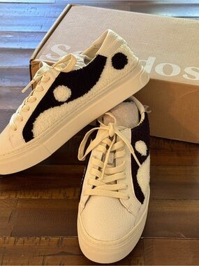 Soludos Cream and Black Low-Top Sneakers with Contrast Shearling Panels